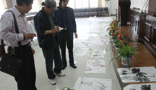 教师评选学生作品现场